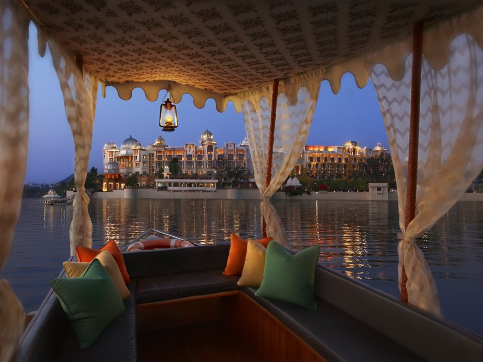 Du khách có thể ngắm cảnh hồ trong một chuyến đi thuyền sang trọng được cung cấp bởi dịch vụ tại khu nghỉ mát.