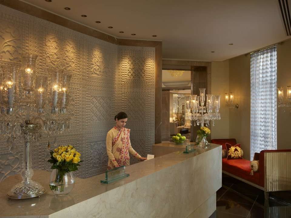 Quầy lễ tân sang trọng có cả giường nằm phụ vụ du khách.