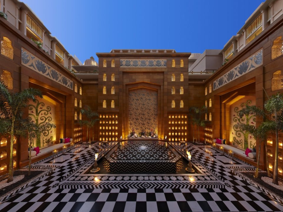 Các phòng tại khách sạn xa hoa này có giá khởi điểm 991 USD (tương đương 23 triệu đồng/đêm). Nguồn ảnh: Insider.