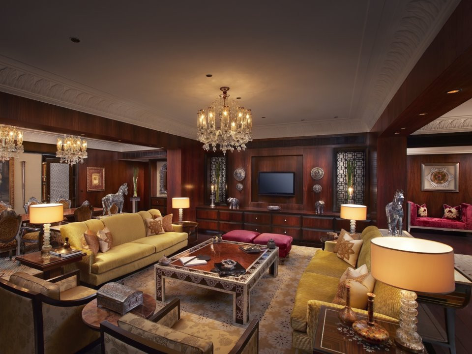 Kết hợp vẻ đẹp thanh lịch hiện đại với phong cách truyền thống của Ấn Độ, Maharaja Suite – căn phòng xa hoa nhất tại khu nghỉ dưỡng rộng hơn 333m2, bao gồm phòng khách, phòng học, phòng ăn và phòng ngủ.
