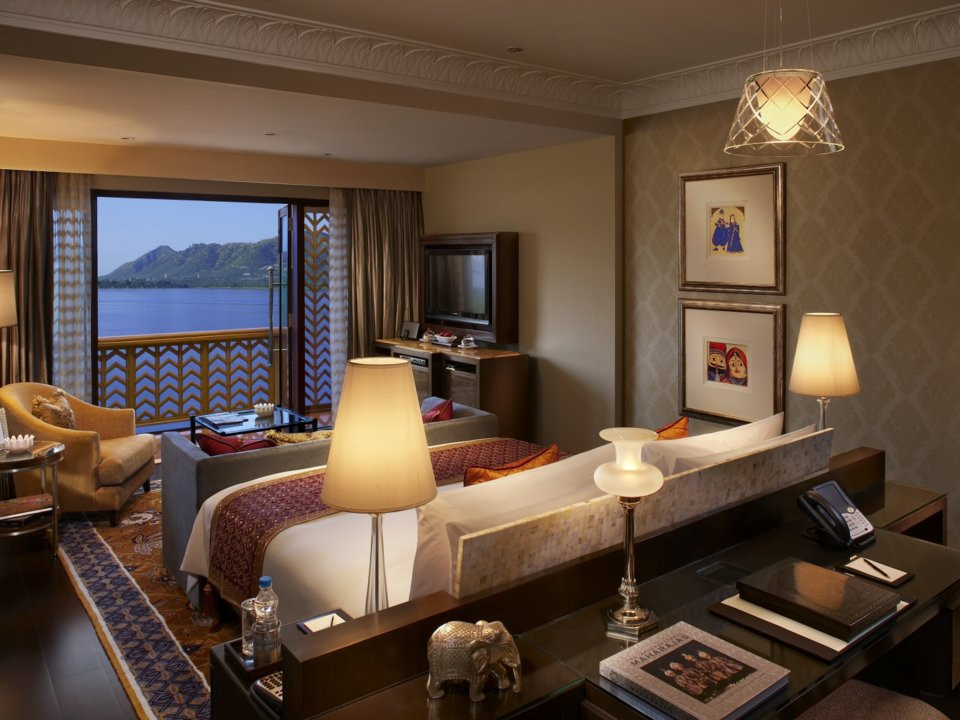 Các phòng nghỉ trong khách sạn tự hào với nội thất xa hoa. Một số phòng nhìn thẳng ra hồ.