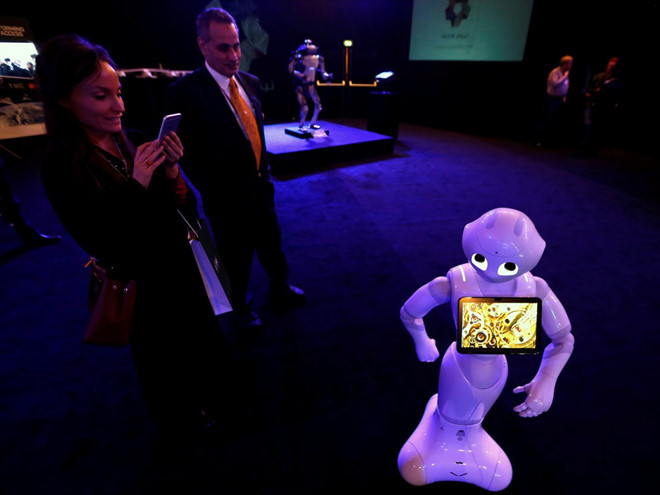 Trong ảnh, du khách đang chụp hình robot ở cuộc triển lãm mang tên Neom tại Riyadh, Saudi Arabia hồi tháng 10/2017.