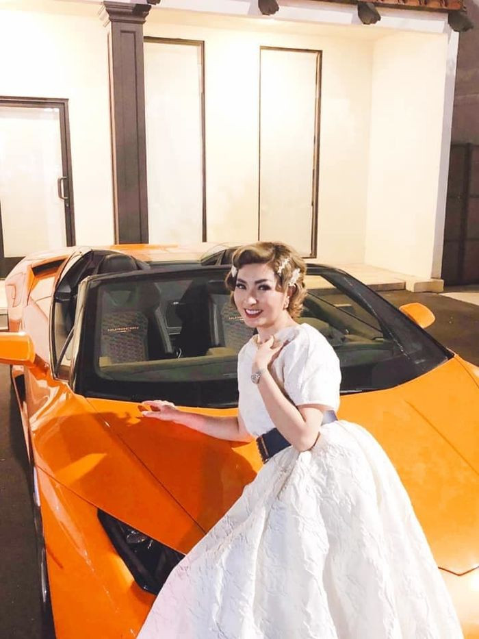 Giữa tháng 7 qua, nữ ca sĩ hải ngoại gây xôn xao khi tự lái siêu xe có giá "sương sương" 500.000 USD (hơn 11 tỷ đồng) đi dự một sự kiện. Ảnh: Vietnamnet.
