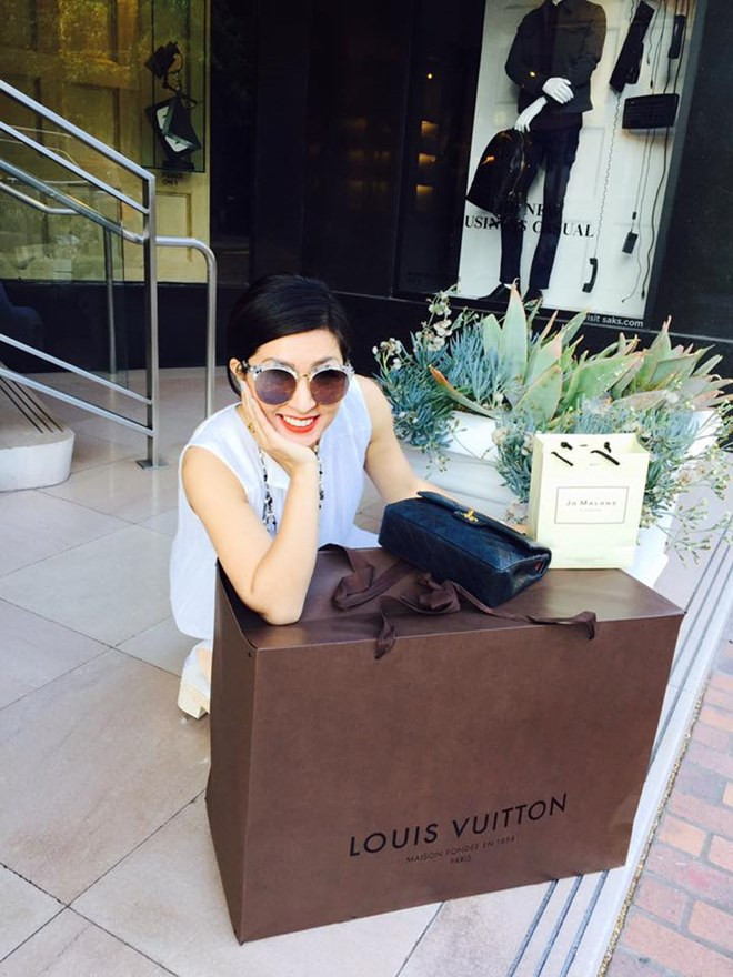 Hồng Nhu khoe túi hàng hiệu trong một lần đi mua sắm. Ảnh: Vietnamnet.