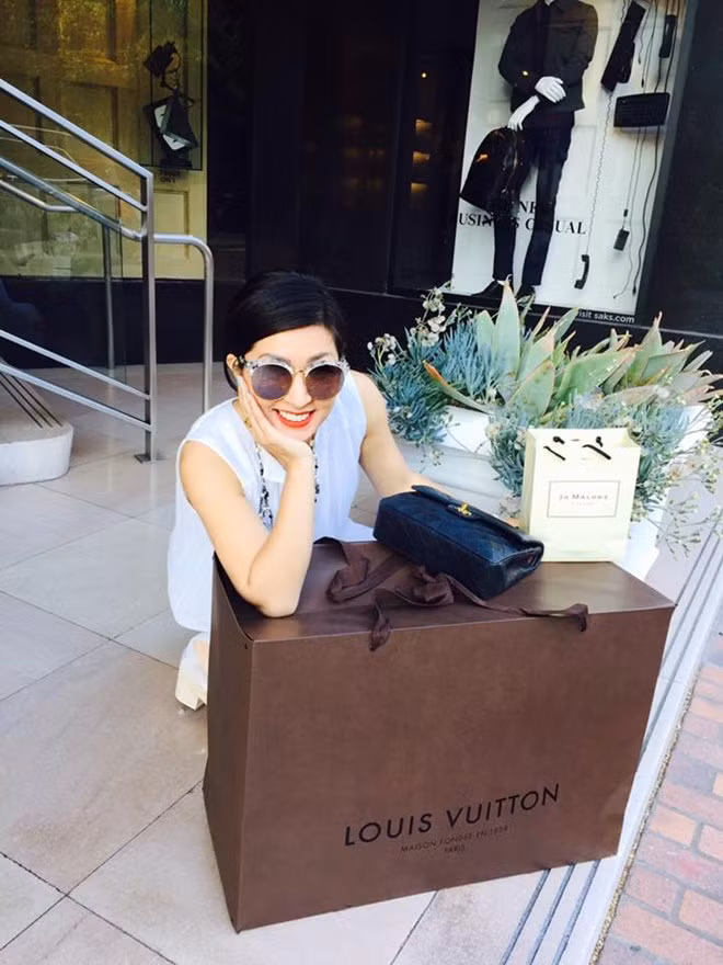 Hồng Nhu khoe túi hàng hiệu trong một lần đi mua sắm. Ảnh: Vietnamnet.