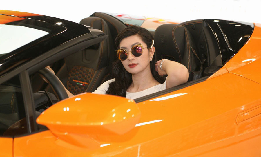 Trong một lần chia sẻ với báo giới, Hồng Nhung cho biết ngoài tiền kiếm được từ việc đi hát, đại sứ thương hiệu cũng mang về cho cô số tiền không nhỏ: 2 tỷ đồng/ năm. Ảnh: Vietnamnet.