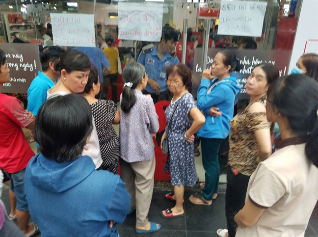 Khách hàng quá đông đến nỗi một siêu thị Auchan phải tạm ngưng nhận khách. Ảnh: Phunuonline.