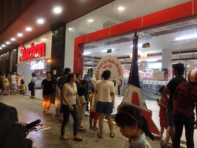 Nhiều người chờ từ chiều đến tối vẫn không vào được siêu thị để mua hàng. Ảnh: Phunuonline.