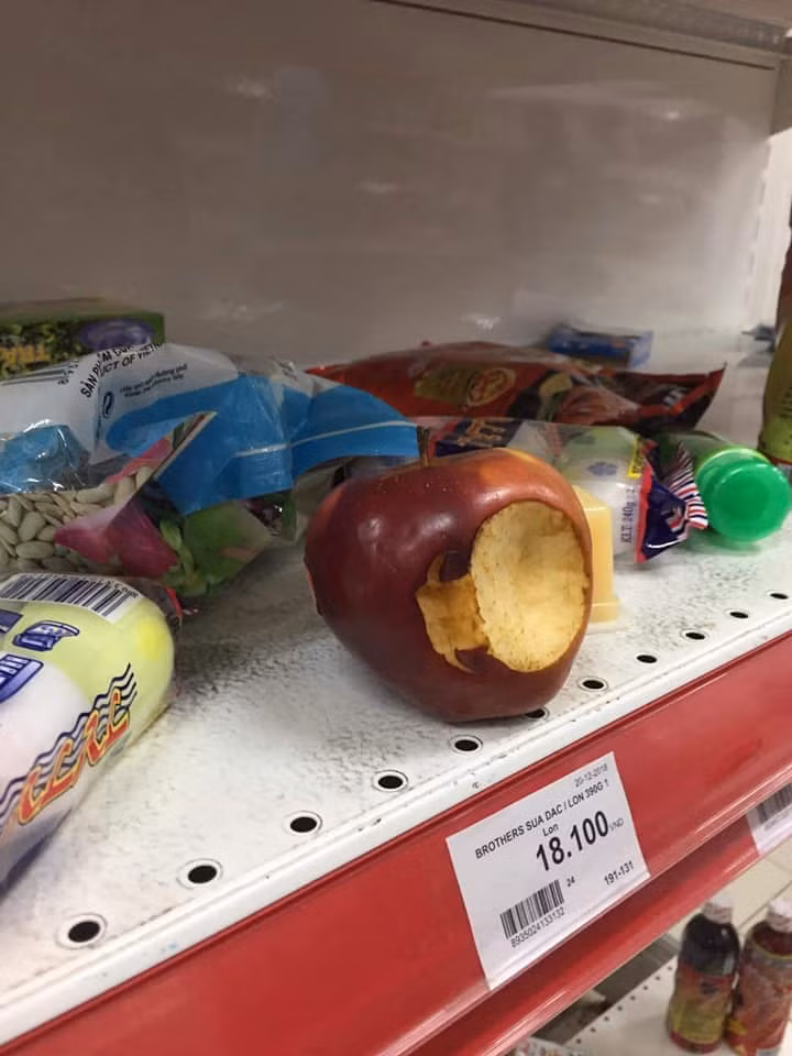 Quả táo bị cắn dở bỏ lại trên kệ hàng. Ảnh: M News.