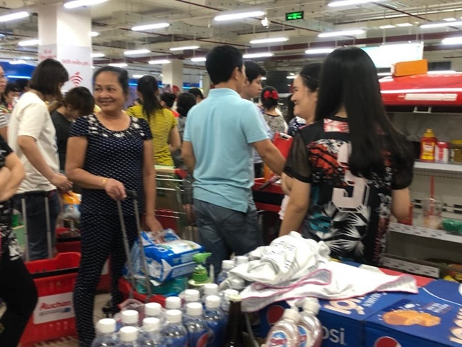Dù phải đợi hàng tiếng đồng hồ để tới lượt thanh toán, một số khách hàng vẫn không bỏ cuộc. Ảnh: Phunuonline.