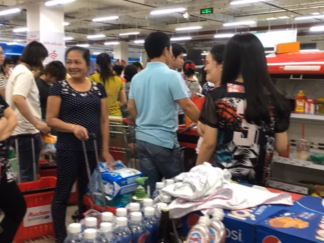 Dù phải đợi hàng tiếng đồng hồ để tới lượt thanh toán, một số khách hàng vẫn không bỏ cuộc. Ảnh: Phunuonline.