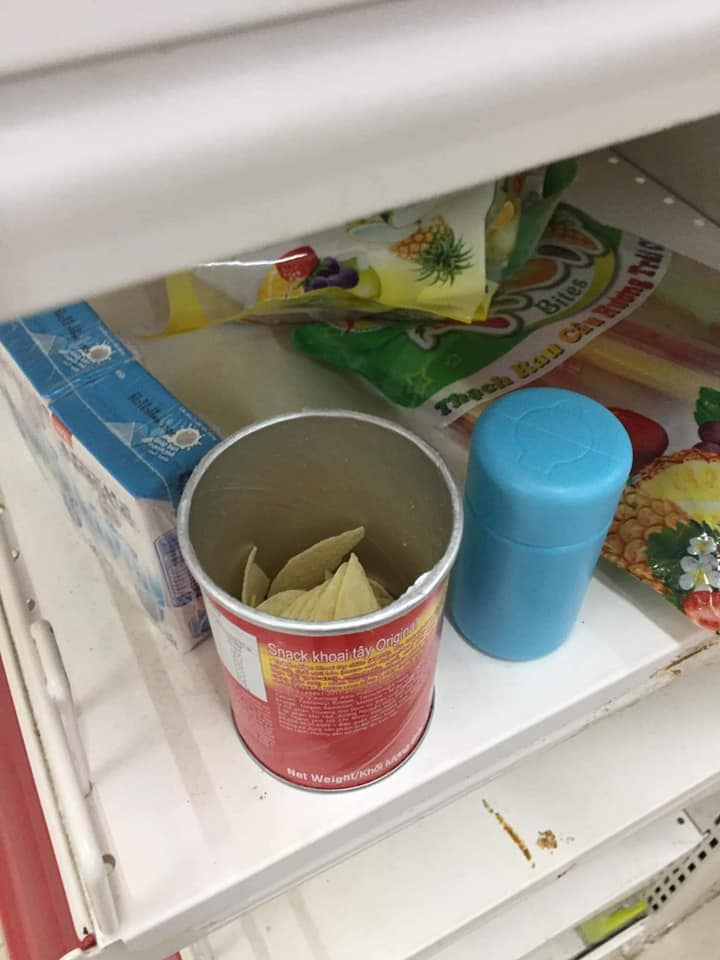 Một hộp snack khoai tây mất vỏ còn chưa ăn hết. Ảnh: M News.