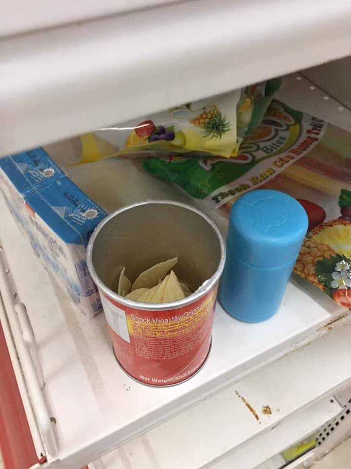 Một hộp snack khoai tây mất vỏ còn chưa ăn hết. Ảnh: M News.