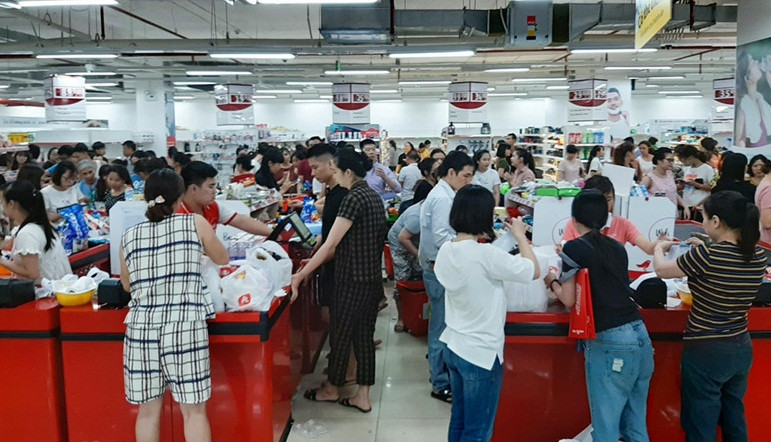Vì lý do này, hệ thống này giảm giá sốc các mặt hàng khiến rất đông khách kéo đến tạo nên một cảnh tượng nhốn nháo, chen lấy xô đẩy. Ảnh: Zing.