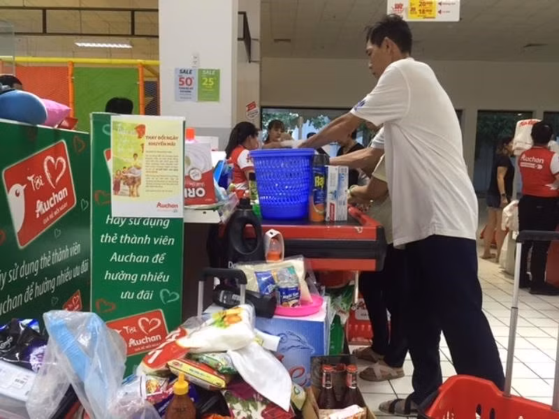 Tranh thủ giá rẻ, không ít người mua hàng như thu được chiến lợi phẩm. Ảnh: Plo.