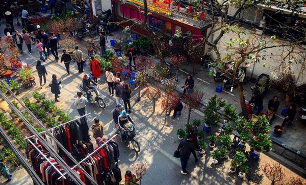 Đây là nơi tập trung những bông hoa tươi, những cành đào, quất đẹp nhất Hà Nội. Ảnh: Infonet.