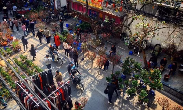 Đây là nơi tập trung những bông hoa tươi, những cành đào, quất đẹp nhất Hà Nội. Ảnh: Infonet.