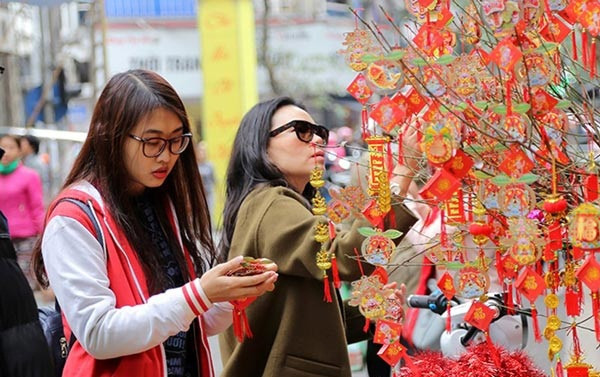 Ngoài hoa còn rất nhiều đồ trang trí dịp Tết được bày bán tại khu chợ này. Ảnh: Infonet.