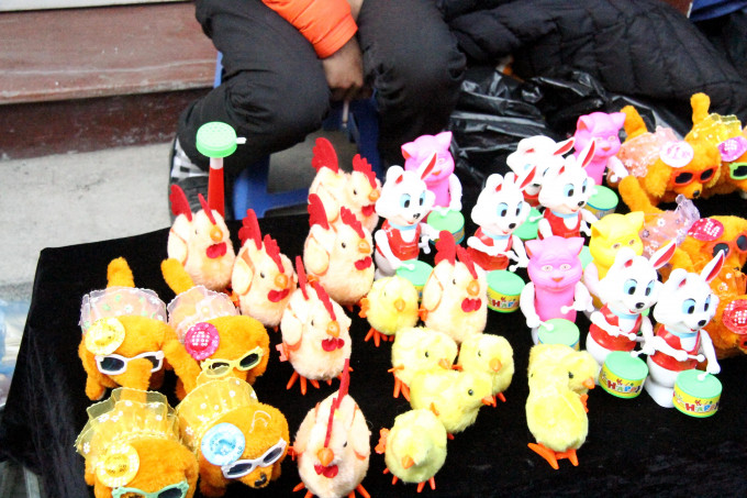 Hàng hóa được bán ở chợ làng Mọc chủ yếu là các loại cây, hoa, quả, bóng bay, đồ chơi, đồ trang sức, tò he…Ảnh: Phapluatplus.