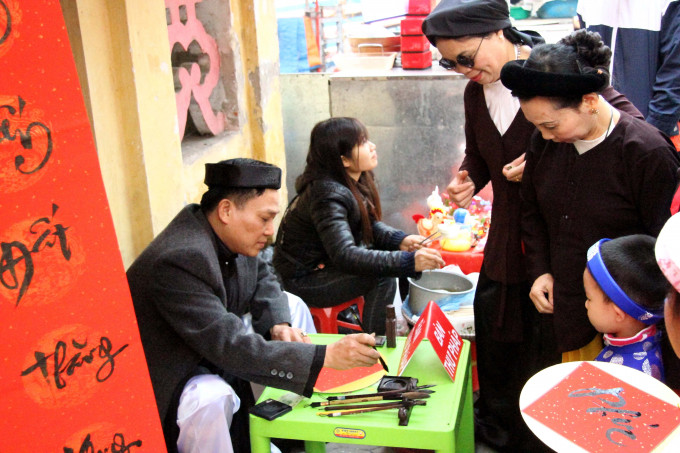 Phiên chợ truyền thống này thu hút hàng nghìn người dân tham dự, vừa mua bán, vừa thưởng thức không khí cổ truyền. Ảnh: Phapluatplus.