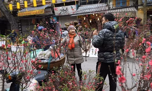 Cho Tet lau doi nhat Ha Noi ban nhung gi?