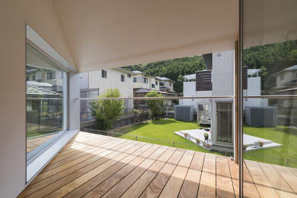 Sân thượng thường được sử dụng làm nhà kho vào mùa đông, hoặc là nơi phơi đồ giặt.