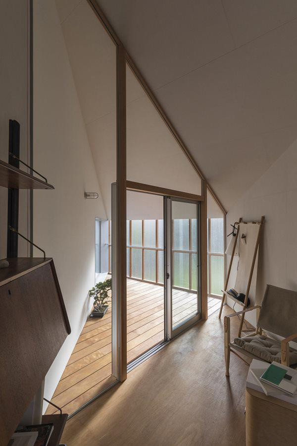 Tuy nhiên, căn phòng vẫn được thiết kế các lớp cửa kính đón ánh sáng.