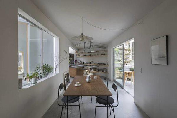 Phòng ăn khá hẹp nhưng không hề tạo cảm giác bí bách do nằm cạnh không gian bên ngoài.