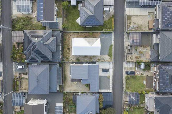 Vùng này có khí hậu ẩm ướt, nên đa số các ngôi nhà đều có dùng những tấm tôn nhựa lấy sáng polycarbonate, còn gọi là tôn nhựa kính.