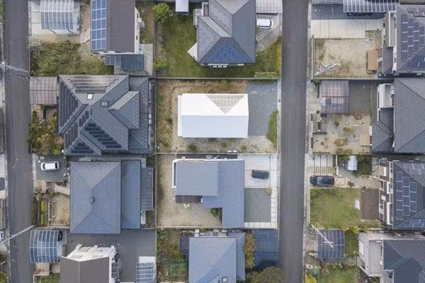 Vùng này có khí hậu ẩm ướt, nên đa số các ngôi nhà đều có dùng những tấm tôn nhựa lấy sáng polycarbonate, còn gọi là tôn nhựa kính.