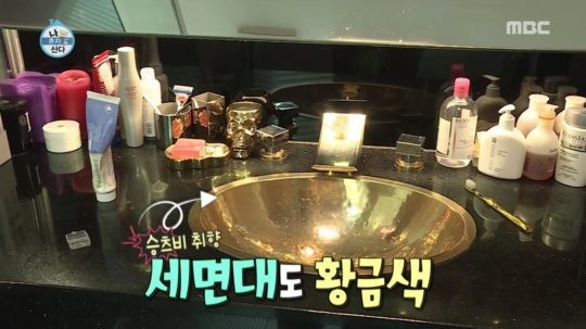 Bồn rửa mặt màu vàng quý tộc của nam ca sĩ Seungri.