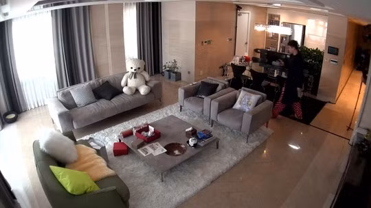 Phòng khách với bộ sofa đơn giản nhưng không kém phần sang chảnh.