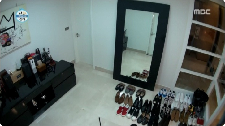 Góc riêng để bộ sưu tập giày của Seungri. Nguồn ảnh: Koreaboo.