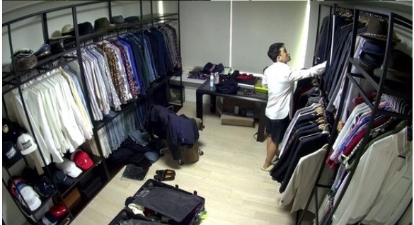 Tủ quần áo được sắp xếp gọn gàng.