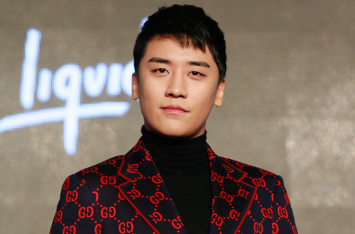 Seungri được biết đến là ca sĩ, nhạc sĩ, diễn viên, nhà sản xuất âm nhạc và doanh nhân người Hàn Quốc.