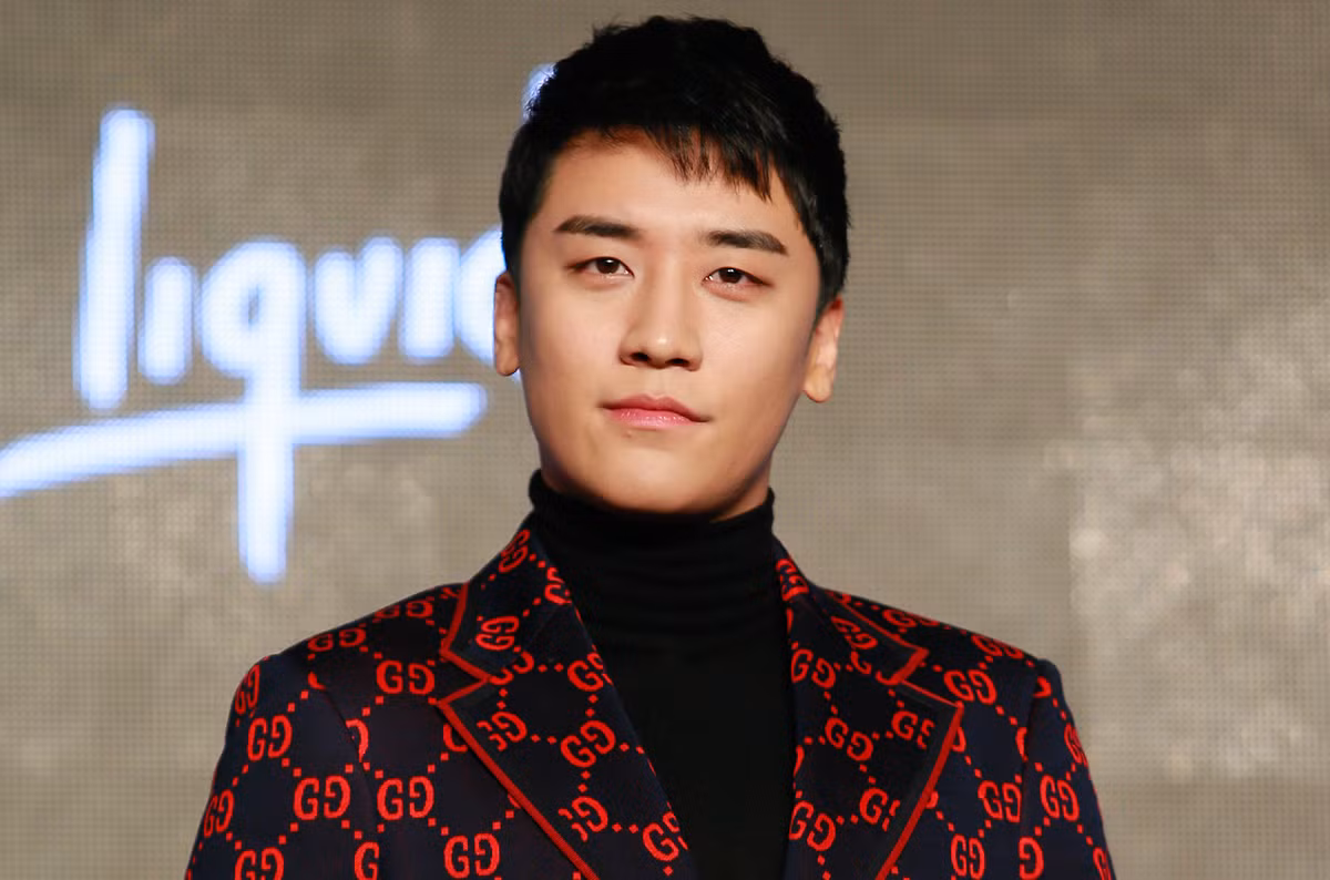 Seungri được biết đến là ca sĩ, nhạc sĩ, diễn viên, nhà sản xuất âm nhạc và doanh nhân người Hàn Quốc.