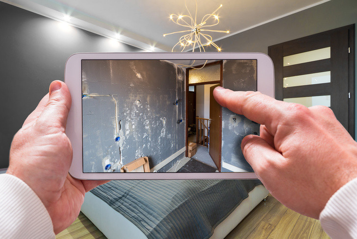 Không chụp ảnh hệ thống điện trước khi cải tạo nhà là sai lầm phổ biến nhiều người mắc. Trước khi giấu dây và các hệ thống điện khác bên trong tường, nên đánh dấu hoặc chụp ảnh lại. Điều này sẽ giúp bạn biết chúng ở đâu để không làm hỏng chúng khi đặt lên kệ, TV và những thứ khác trên tường.