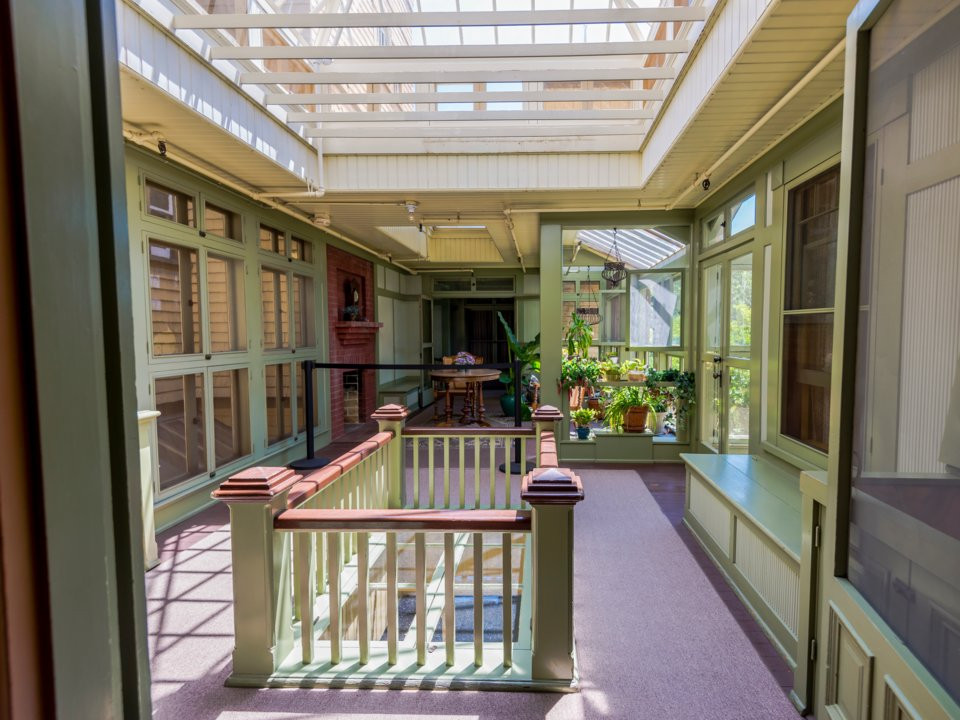 Nhà kính là căn phòng có nhiều cửa sổ nhất trong biệt thự.