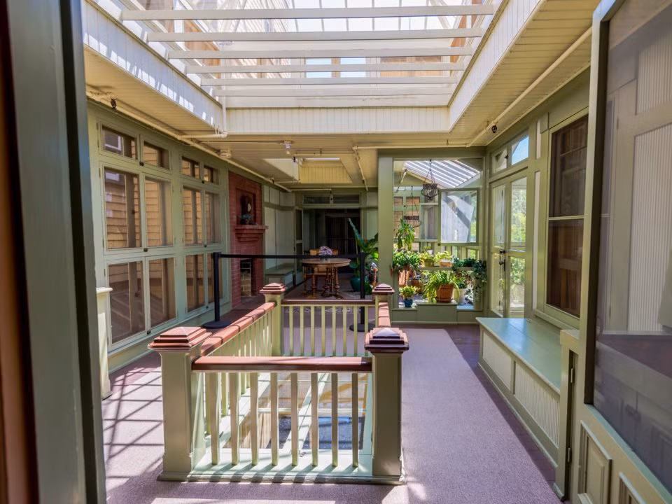 Nhà kính là căn phòng có nhiều cửa sổ nhất trong biệt thự.