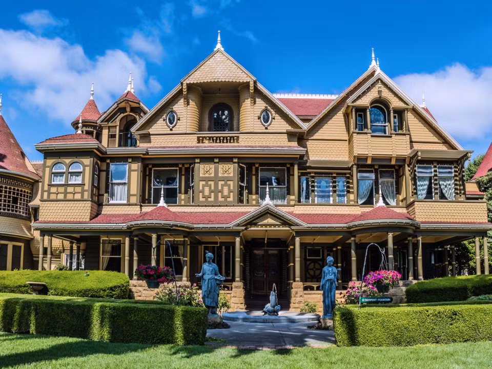 Bất chấp sự kỳ quặc của ngôi nhà, công trình vẫn là một ví dụ tuyệt đẹp về kiến trúc Nữ hoàng Anne Revival.