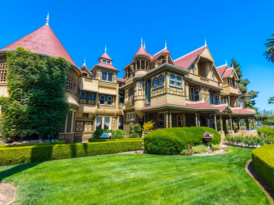 Ở thời hoàng kim, ngôi nhà cao 7 tầng. Nhưng giờ đây, sau trận động đất năm 1906, ngôi nhà đã bị hư hỏng nặng, chỉ còn 4 tầng.