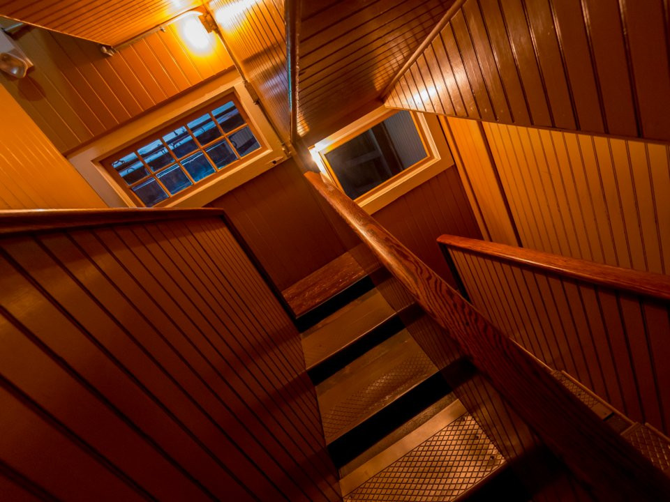 Gần phòng xe ngựa là một cầu thang kỳ lạ có 44 bậc và 7 vòng quay - chỉ để lên tầng hai.