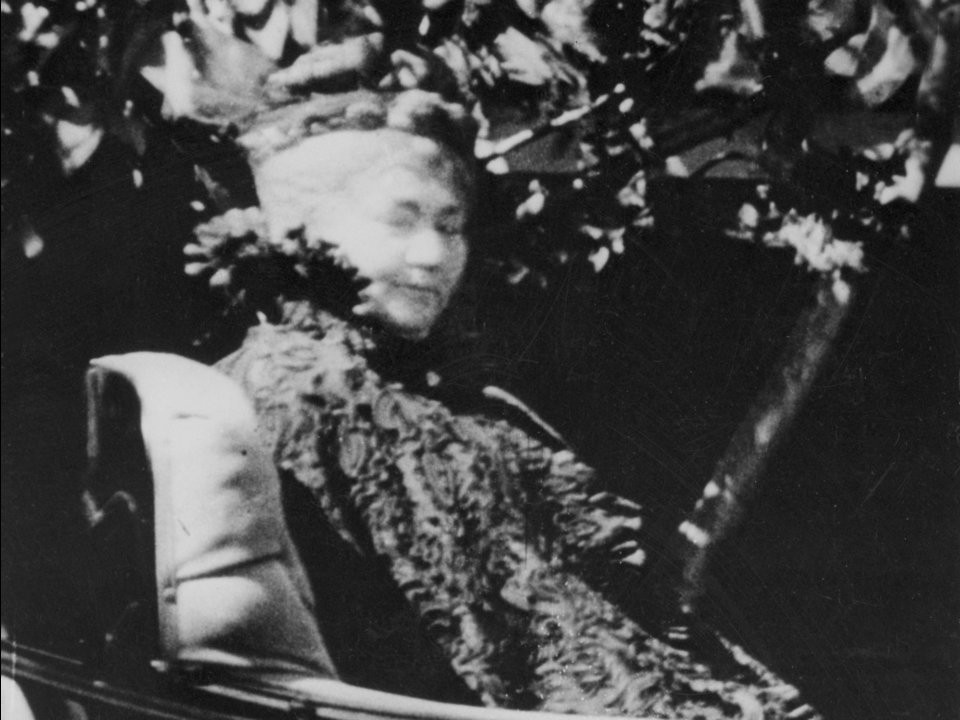 Ngôi nhà rộng 2.222 m2 này có một nhân vật chính kì lạ xung quanh câu chuyện về nó: Sarah Winchester, người phụ nữ đằng sau công trình kỳ quặc.