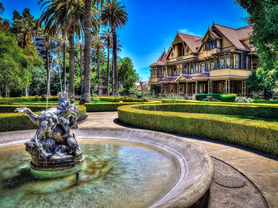 Khu vườn của căn biệt thự. Nguồn ảnh: Business Insider.