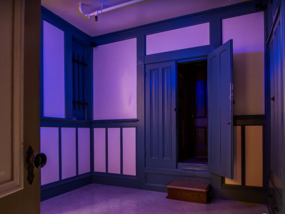 Ngay dưới sảnh từ phòng ngủ của Winchester là một căn phòng nhỏ kỳ lạ bởi vì có các thanh chăn phía trên cửa sổ.