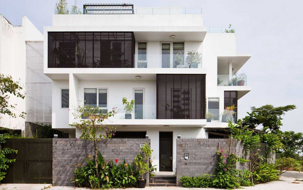 Nhà phố 3 tầng không chỉ được khen ngợi bởi sự tiện nghi, hiện đại mà còn sở hữu sân vườn tuyệt đẹp. Ảnh: Architizer.