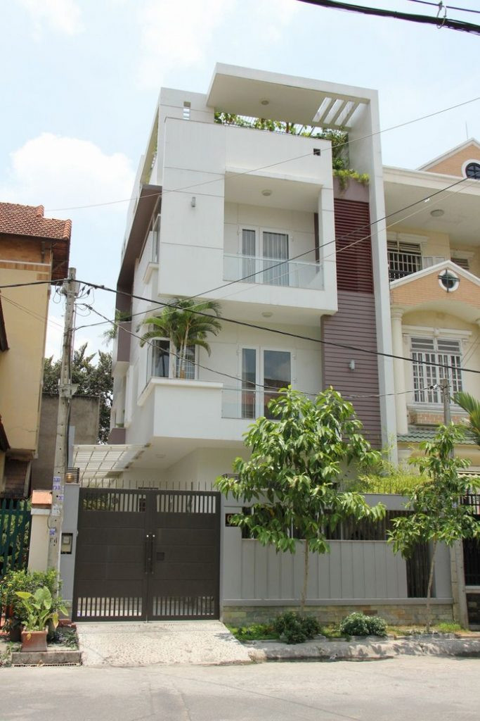 Ngôi nhà sử dụng hệ thống cửa bằng kính giúp không gian thông thoáng. Ảnh: xaynhasaigon.