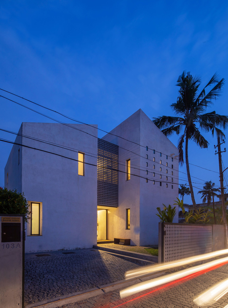 Vì vậy, giải pháp mà kiến trúc sư đưa ra là xoay lại hướng mặt tiền và thiết kế hai khối nhà lệch nhau.