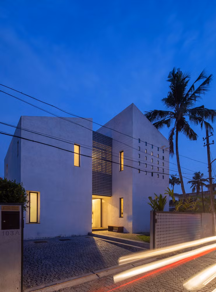 Vì vậy, giải pháp mà kiến trúc sư đưa ra là xoay lại hướng mặt tiền và thiết kế hai khối nhà lệch nhau.