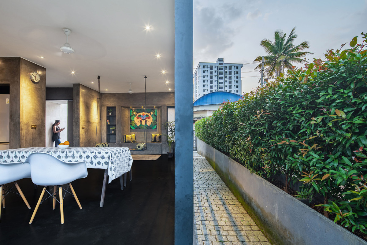 Nhờ vậy, nhà hướng Tây nhưng không phải chịu ánh nắng gắt chiếu thẳng cả ngày trời.